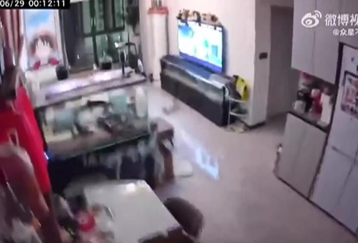 ÇİN'DE KORKUTAN DEPREM! Sarsıntı anı kamerada