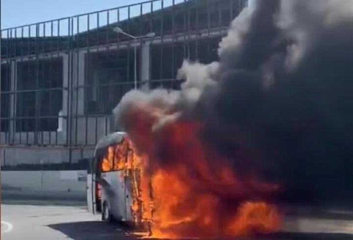 Arnavutköy'de servis minibüsü alev alev yandı