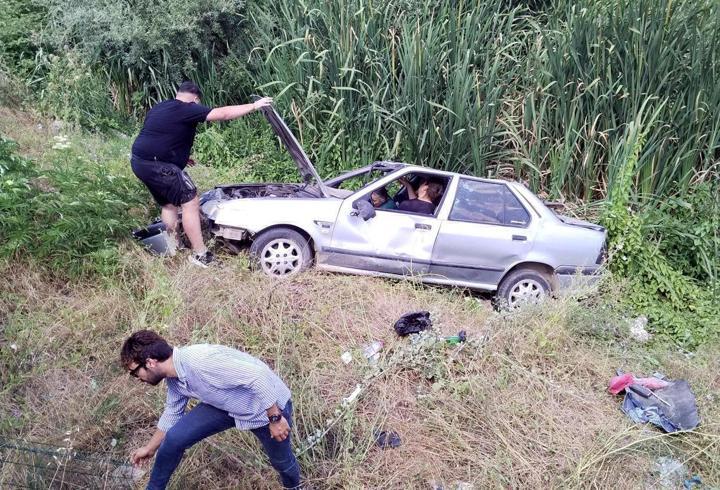 Dere yatağına devrilen otomobildeki 2 kişi yaralandı
