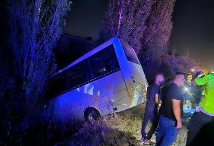 Servis minibüsü ile otomobilin çarpıştığı kaza kamerada: 8 yaralı