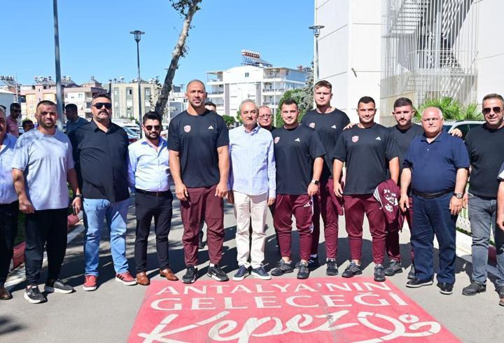 Kepez'in pehlivanları dualarla Tarihi Kırkpınar'a uğurlandı