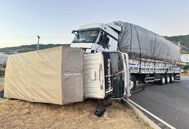 TIR ile kamyonet çarpıştı: 1 yaralı