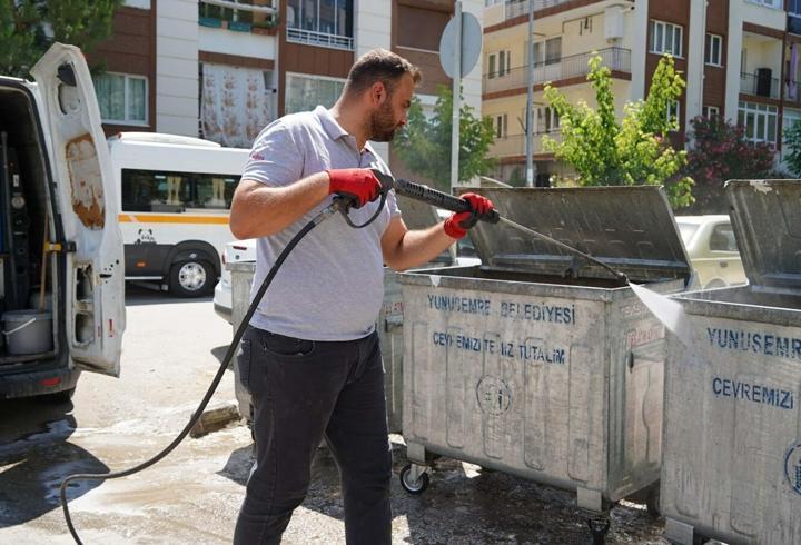 Yunusemre'de konteynerler temizlendi