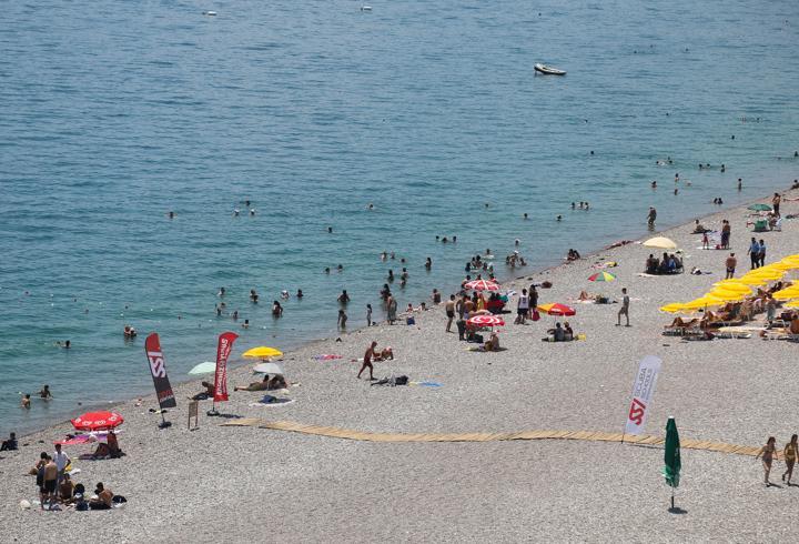 Antalya’da hava sıcaklığı 38 derece oldu, sahillerde yoğunluk yaşandı
