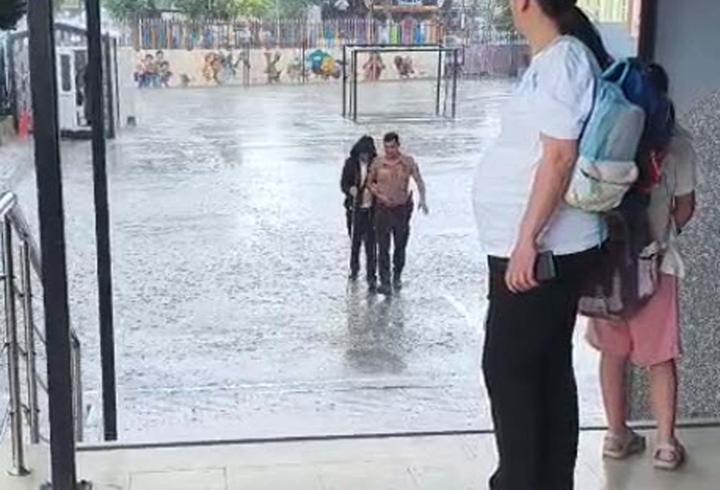 Görme engelli öğretmene yardım eden bekçi 'teşekkür belgesi' ile ödüllendirildi
