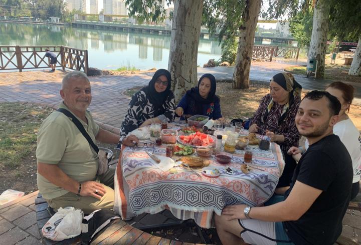 Adana’da 35 derece sıcaklıkta nehir kenarında piknik yaptılar