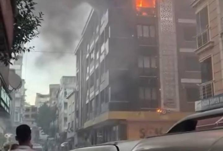 Esenler'de 4 katlı binada çıkan yangın söndürüldü