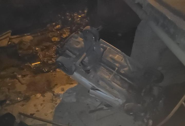 Köprüden dere yatağına devrilen otomobilin sürücüsü yaralandı