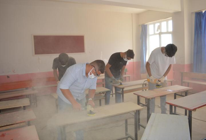 Meslek lisesi öğrencileri, ilçedeki okullarda deforme olan 2 bin 500 sırayı yeniledi