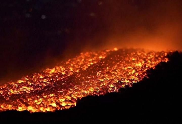 Etna Yanardağı yeniden hareketlendi!