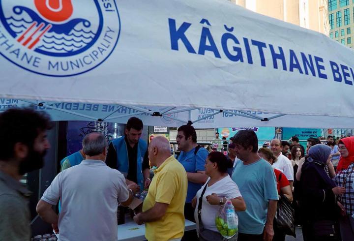 Kağıthane’de binlerce kişiye aşure dağıtıldı