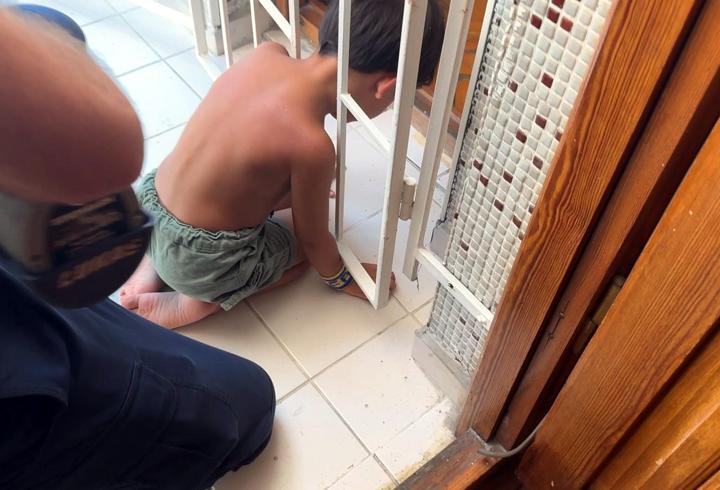 Avcılar’da başı demir kapıya sıkışan çocuğu itfaiye kurtardı