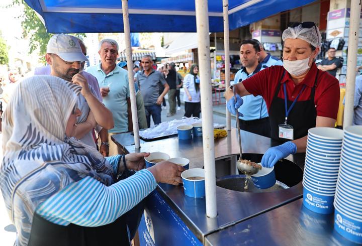 Büyükşehir’in aşure ikramları sürüyor