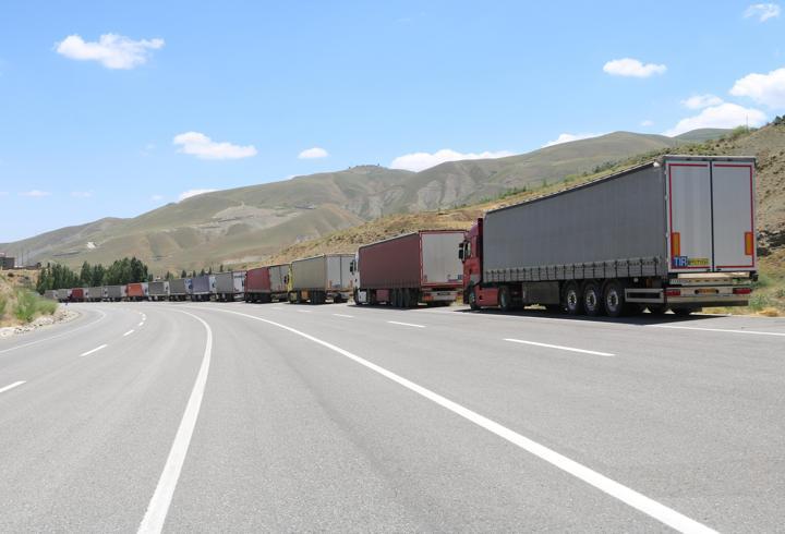 Türkiye-İran sınırında 12 kilometrelik TIR kuyruğu