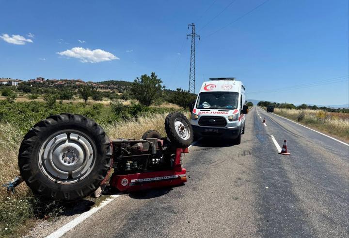 Uşak'ta kamyonun çarpması sonucu devrilen traktörün sürücüsü yaralandı