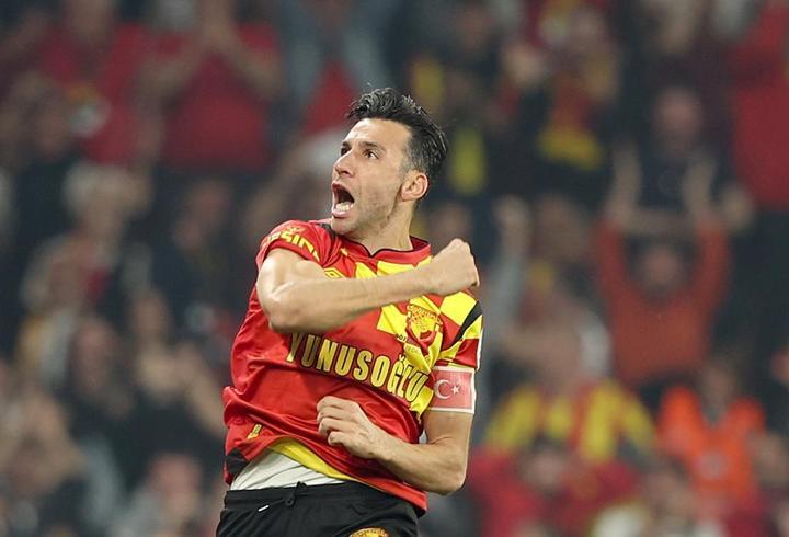 İsmail Köybaşı, futbola veda etti