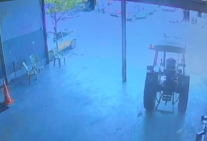 Tamirhanede el freni çekilmeyen traktör yola çıktı; o anlar kamerada