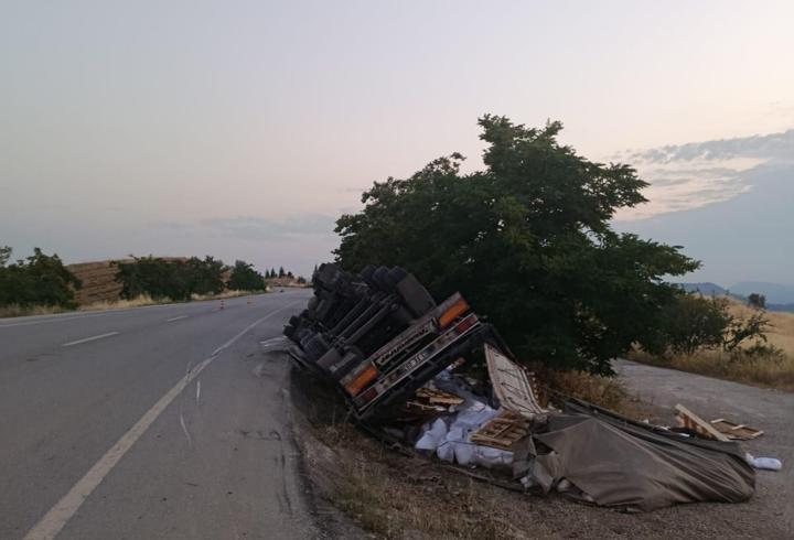 Bilecik'te çekicinin devrildiği kazada sürücü yaralandı