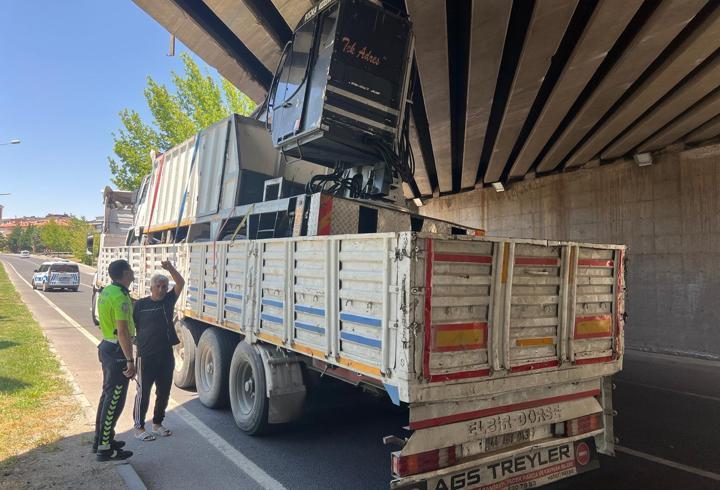 Nevşehir’de iş makinesi yüklü TIR, köprüde sıkıştı