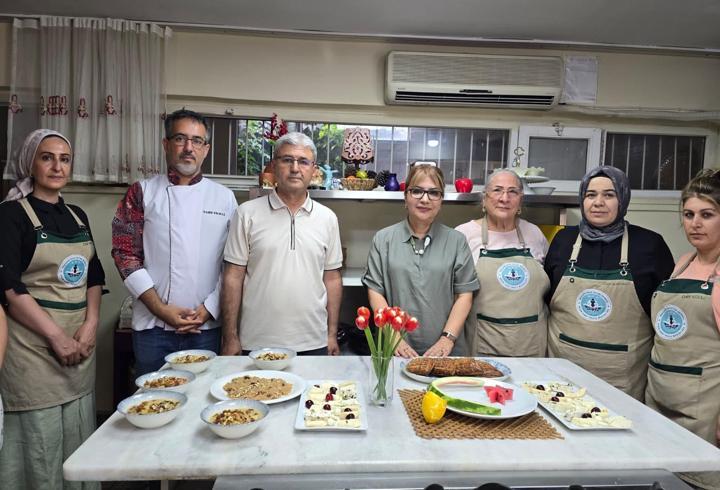 Diyarbakır'da vatandaşlara aşure dağıtıldı