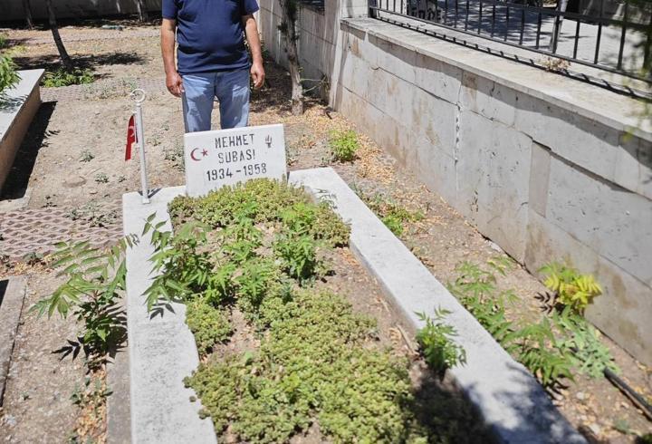 Yeri 68 yıl sonra tespit edilen şehit dayısının mezarını ziyaret etti