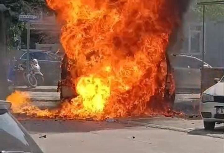 Çakmak yüklü hafif ticari araç, alev alev yandı