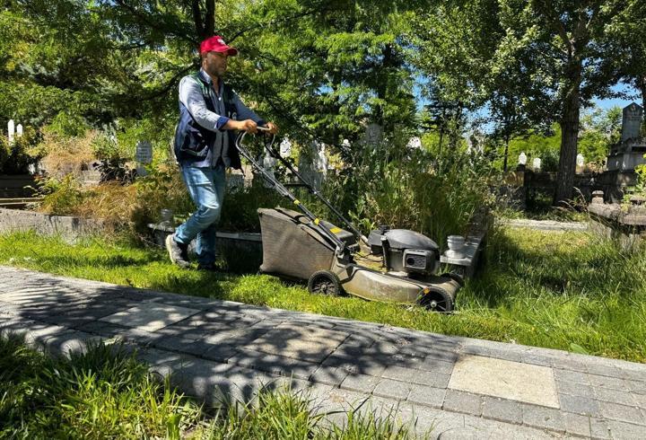 Büyükşehir Belediyesi'nden, Asri Mezarlık’ta temizlik çalışması
