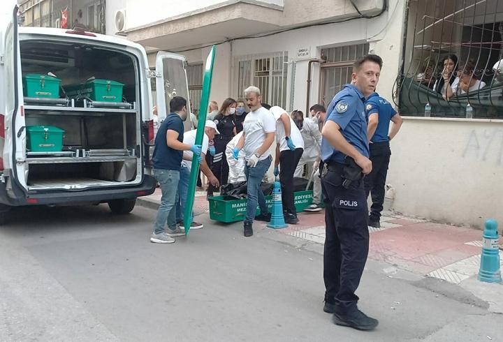 Manisa'da kötü koku gelen evde, kardeşinin cesediyle 2 gün yaşamış