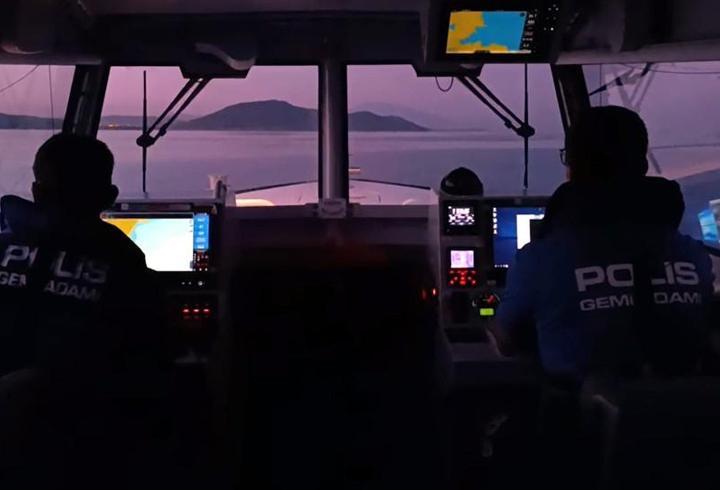 Van Gölü’nde mahsur kalan 7 kişiyi, deniz polisi kurtardı
