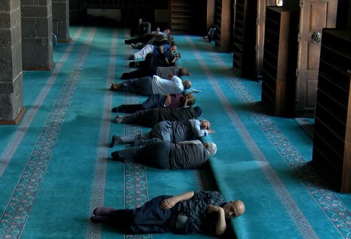 Diyarbakır'da 40 derece sıcaktan bunalanlar camilerde uyudu