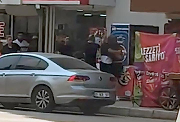İş yeri sahibi ile kavga edip tüfekle ateş açtı