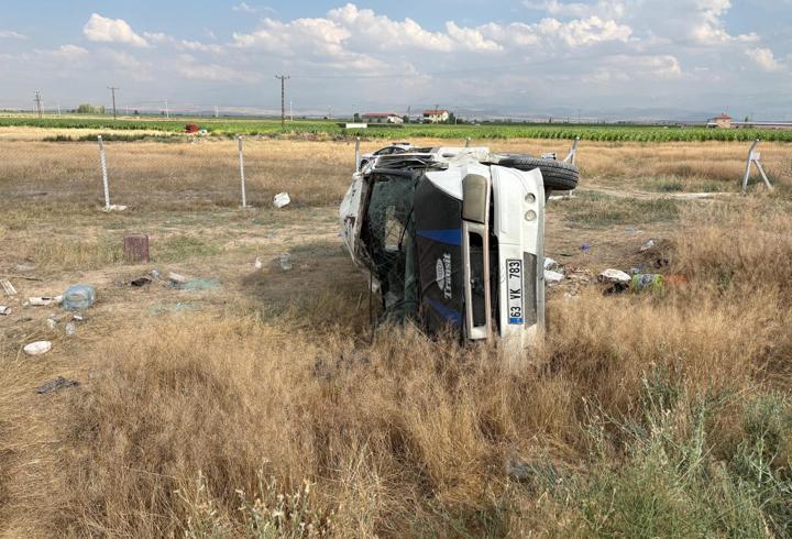 Tarım işçilerini taşıyan minibüs devrildi: 17 yaralı