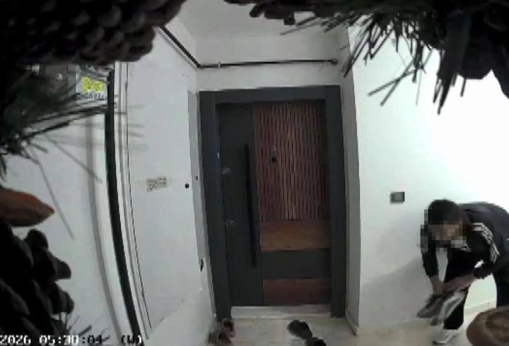 Başakşehir’de apartmandaki ayakkabı hırsızlığı kamerada