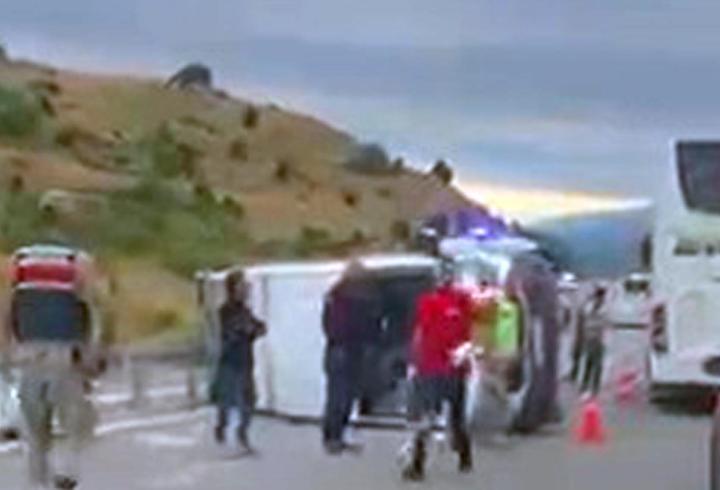 Devrilen minibüste 6'sı çocuk 16 kişi yaralandı