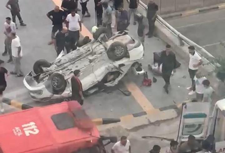 Otomobil, bariyerlere çarpıp devrildi: 2 ölü, 3 yaralı
