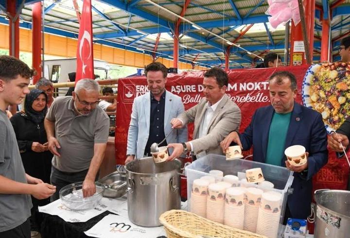 Osmangazi Belediye Başkanı Aydın, vatandaşlara aşure ikram etti