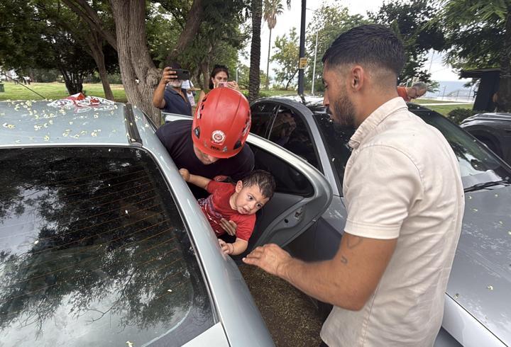 Otomobilde kilitli kalan 1 yaşındaki Firuz'u itfaiye kurtardı
