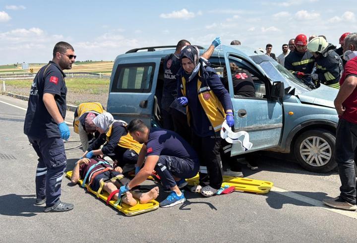 Otomobil ile hafif ticari araç çarpıştı: 1'i ağır 5 yaralı