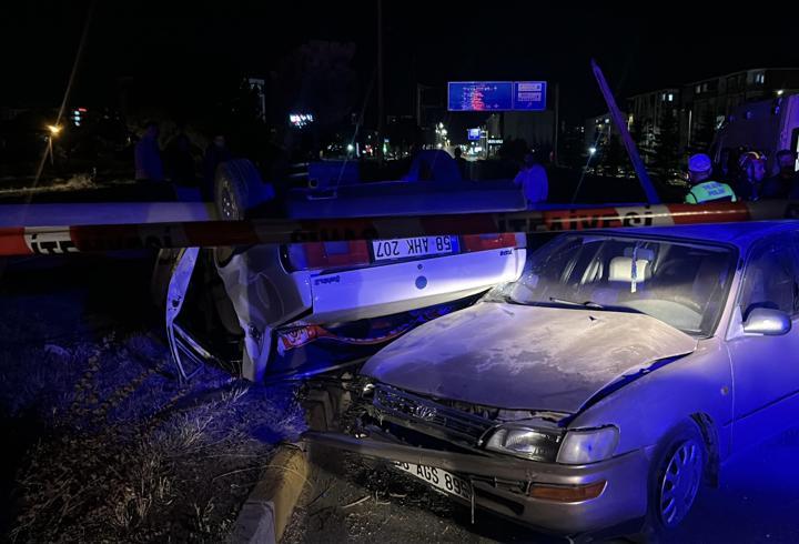 Sivas'ta iki otomobil çarpıştı: 5 yaralı