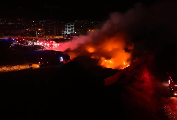 Bursa'da geri dönüşüm tesisindeki yangın dronla görüntülendi