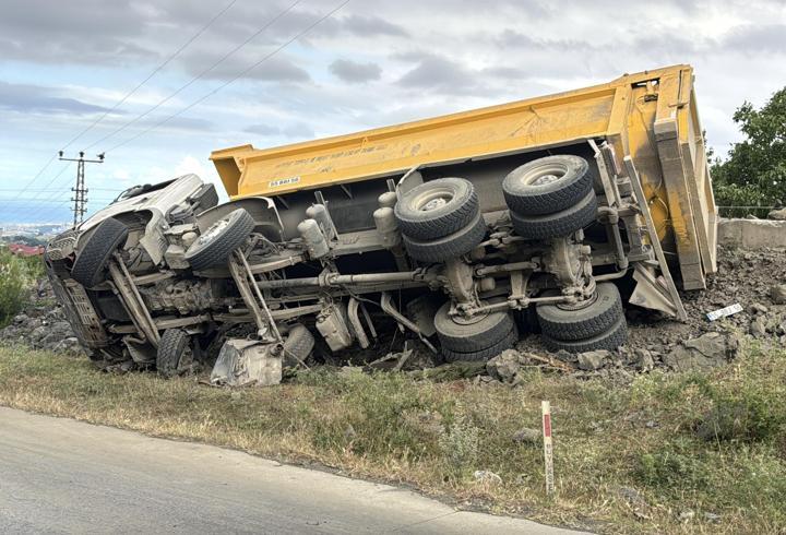 Freni boşalıp devrilen kamyonun şoförü öldü; yakınları feryat etti