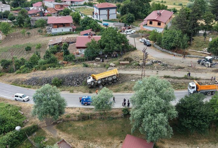 Freni boşalıp devrilen kamyonun şoförü öldü; yakınları feryat etti / Ek fotoğraflar
