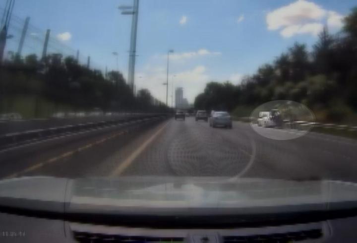 Üsküdar'da emniyet şeridinde duran otomobile motosiklet çarptı; kaza kamerada