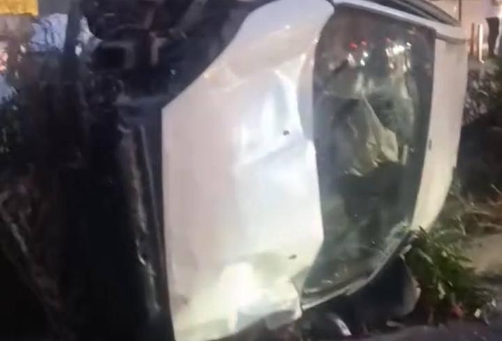 Bakırköy'de park halindeki 2 araca çarpan otomobil devrildi