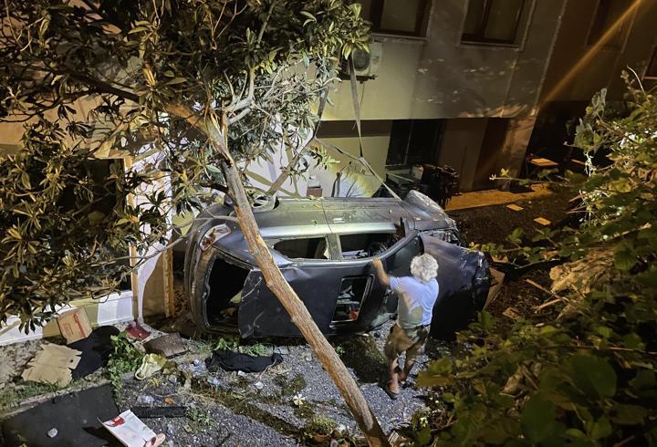 Kocaeli'de apartman boşluğuna devrilen otomobildeki 2 kişi yaralandı