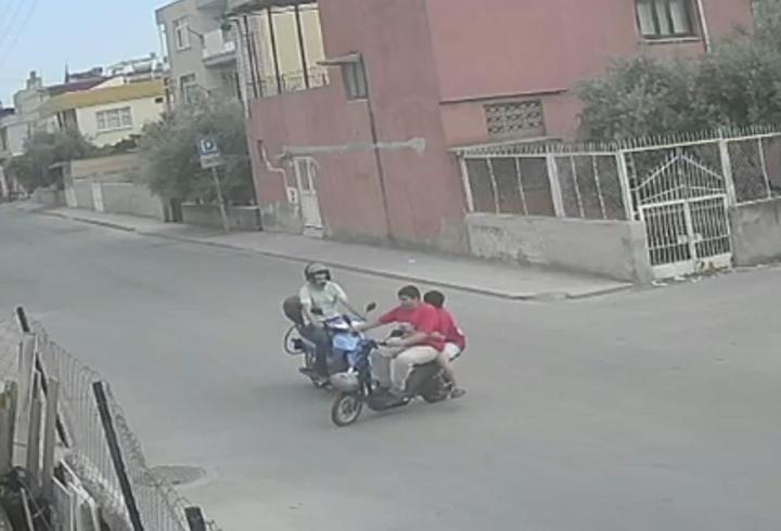 Tarsus’ta 2 motosikletin çarpıştığı kazada kamerada