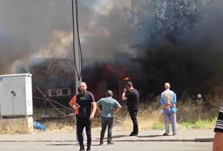 Marangoz atölyesinde çıkan yangında 2 kişi dumandan etkilendi