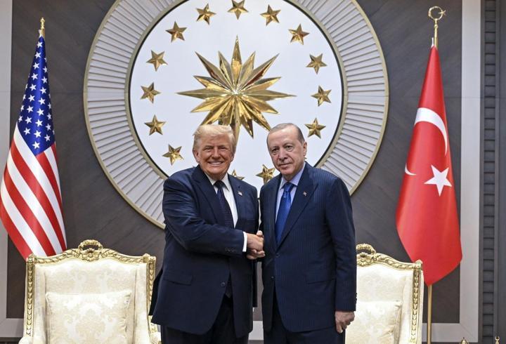 Mutlak butlan kararının ardından Kemal Kılıçdaroğlu ile Özgür Özel arasındaki tansiyon hep yüksekti. Şimdi ise yeniden genel başkanlık koltuğuna oturan Kemal Kılıçdaroğlu'nun parti içinde bir ihraç operasyonu yapacağı yönündeki iddialar ortaya çıktı. Bir yanda da bağımsız olan İzmir Büyükşehir Belediye Başkanı Cemil Tugay'ın partiye döneceği iddiaları var.1