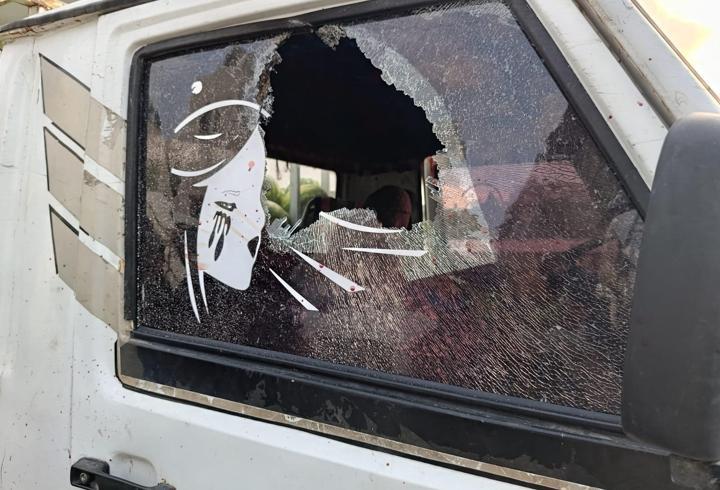 Pazarcı, ucuz karpuz satan rakip esnafın kamyonetinin camlarını kırdı