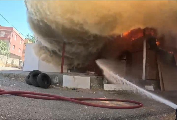 Marangoz atölyesinde çıkan yangında 2 kişi dumandan etkilendi (2)